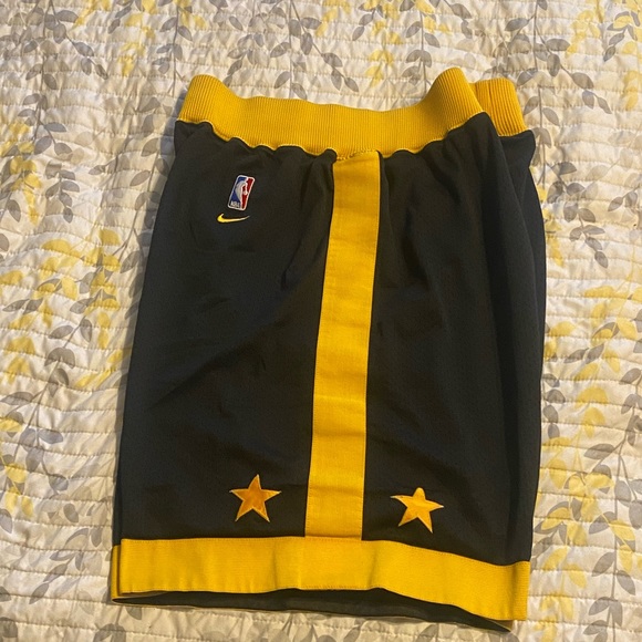 Nike NBA LAKERS THROWBACK SWINGMAN SHORTS - Picture 1 of 3